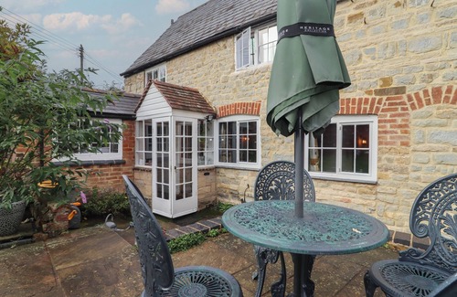 Shipston on Stour Cabaña | CHARITY SCHOOL HOUSE, pet friendly, with hot tub in Shipston-On-Stour