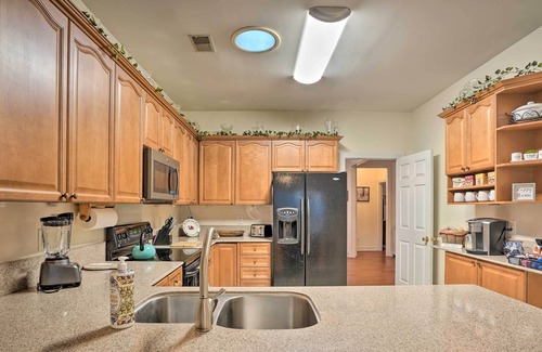 North Charleston Casa | Charleston Area Home w/ Deck ~ 20 Mi to Dtwn!