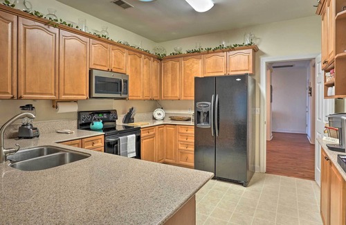 North Charleston Casa | Charleston Area Home w/ Deck ~ 20 Mi to Dtwn!
