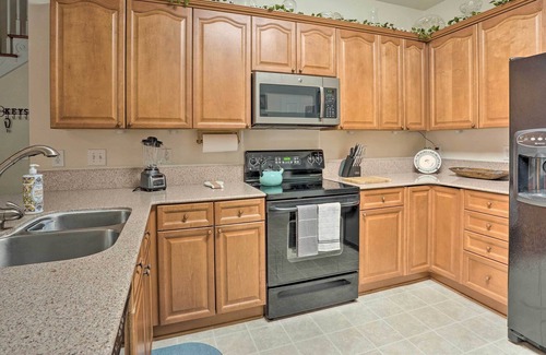 North Charleston Casa | Charleston Area Home w/ Deck ~ 20 Mi to Dtwn!