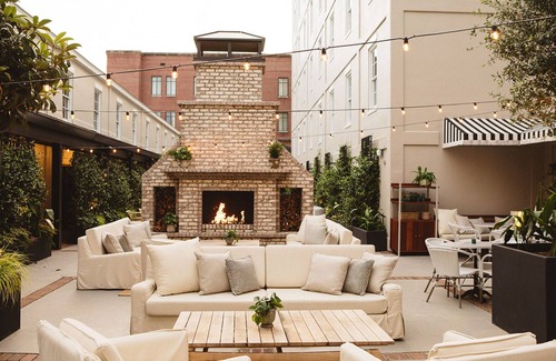 Charleston Historic District Apartamento | Charleston Suite | Parlor + Vinyl Collection