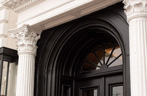 Charleston Historic District Apartamento | Charleston Suite | Parlor + Vinyl Collection