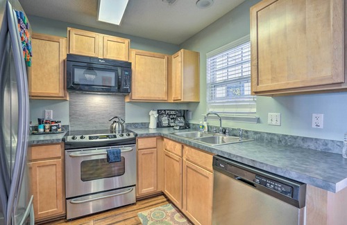 Charleston Casa | Charleston Townhome ~ 13 Mi to Sand & Surf!