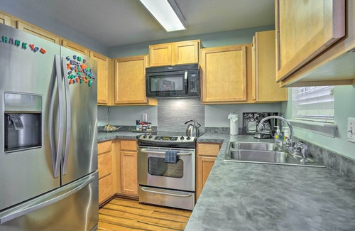 Charleston Casa | Charleston Townhome ~ 13 Mi to Sand & Surf!