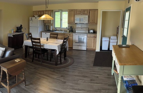 New Milford Cabaña | CHARLIES LAKEFRONT COTTAGE. Newly renovated 3 bedroom /kitchen/bath cottage.