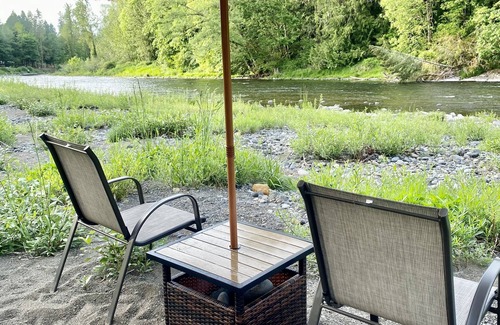 Molalla Cabaña | Charlies Riverfront Cottage