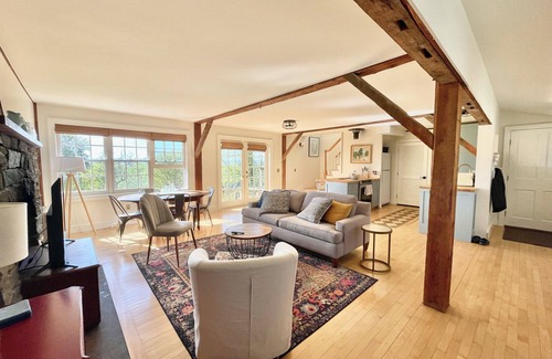 Charlotte Apartamento | Charlotte village: full kitchen, king bed, views!