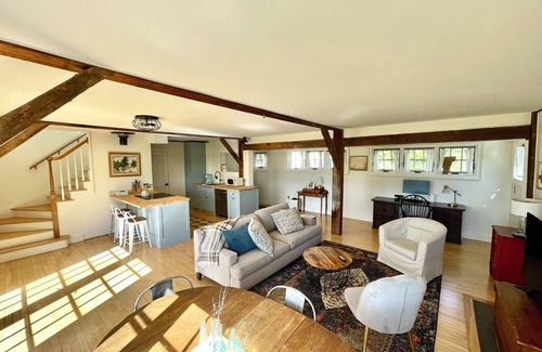 Charlotte Apartamento | Charlotte village: full kitchen, king bed, views!