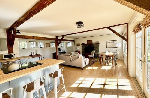 Charlotte Apartamento | Charlotte village: full kitchen, king bed, views!