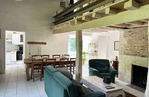 Beauville Casa | Restaurada Casa con piscina en Quiet Little Valley