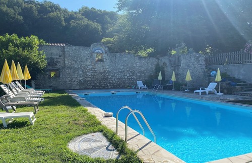 Beauville Casa | Restaurada Casa con piscina en Quiet Little Valley