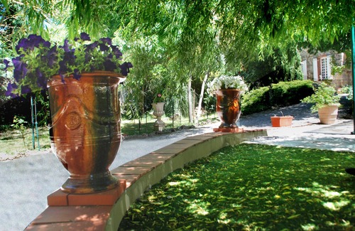 Cuers Apartamento | Estudio independiente con patio privado y piscina cubierta.