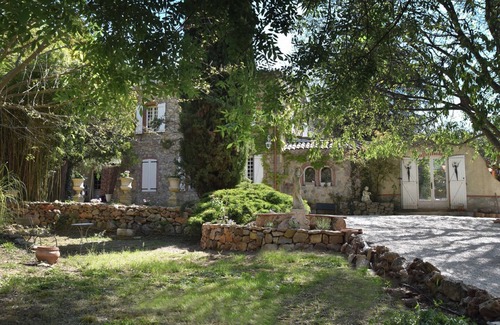 Cuers Apartamento | Estudio independiente con patio privado y piscina cubierta.