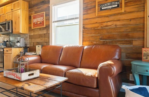 McGaheysville Casa | Charm & Character TOP NOTCH at The Massanutten Country Store