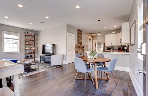 West Riverside Casa | This house is a 3 bedroom(s), 2 bathrooms, located in New Orleans, LA.
