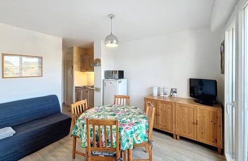 Merville-Franceville-Plage Apartamento | Charmant Studio Cabine 4 Pers, Balcons, Parking Privé, à 300m de la Plage de Merville-Franceville - FR-1-465-37