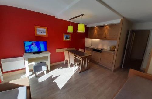La Perriere Apartamento | Charmant 2P au centre, balcon Sud, parking, animaux admis - FR-1-513-82