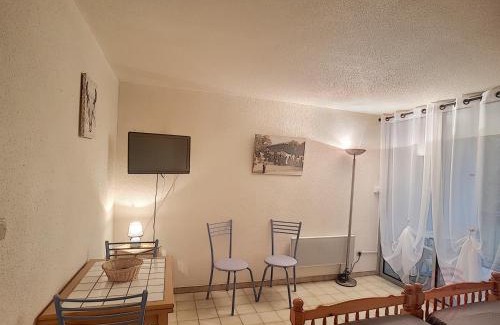 Lamalou-les-Bains Apartamento | Charmant appartement avec terrasse, parking gratuit et animaux acceptés, proche des thermes à Lamalou - FR-1-451-89