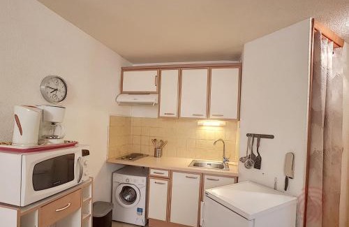 Lamalou-les-Bains Apartamento | Charmant appartement avec terrasse, parking gratuit et animaux acceptés, proche des thermes à Lamalou - FR-1-451-89