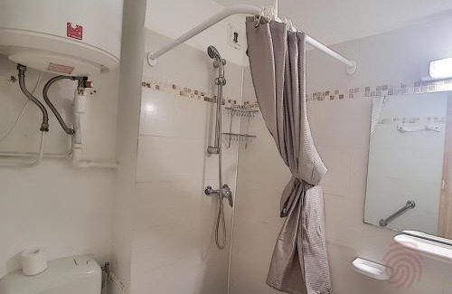 Lamalou-les-Bains Apartamento | Charmant appartement avec terrasse, parking gratuit et animaux acceptés, proche des thermes à Lamalou - FR-1-451-89