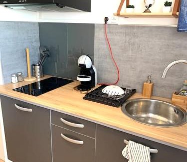 8th Arrondissement Casa | Charmant cabanon les pieds dans l’eau…