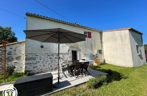 Beaufou Casa | Charmant Gîte à Beaufou avec Terrasse Privée - FR-1-426-581