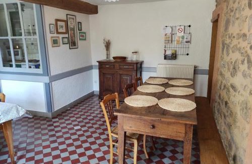 Renaison Casa | Charmant gîte avec cheminée, jardin et animaux acceptés à Renaison - FR-1-496-257