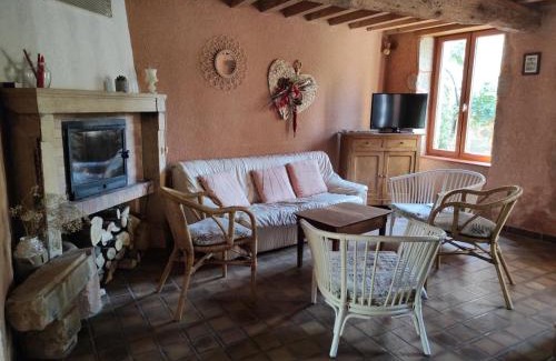 Renaison Casa | Charmant gîte avec cheminée, jardin et animaux acceptés à Renaison - FR-1-496-257