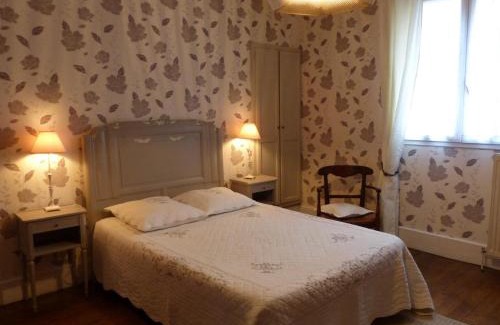 Saint-Ennemond Casa | Charmant gîte avec jardin privatif, cheminée et tennis gratuit à Saint-Ennemond - FR-1-489-11