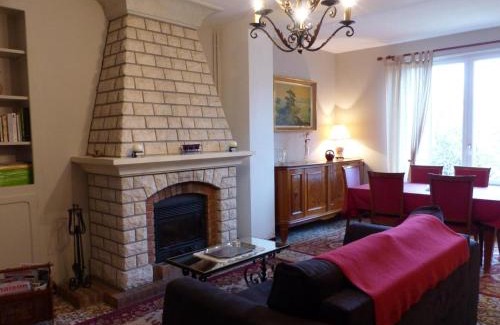 Saint-Ennemond Casa | Charmant gîte avec jardin privatif, cheminée et tennis gratuit à Saint-Ennemond - FR-1-489-11
