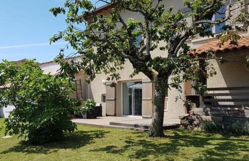 Maringes Casa | Charmant Gîte dans les Monts du Lyonnais avec Jardin, Terrasse et Confort Moderne - FR-1-496-174