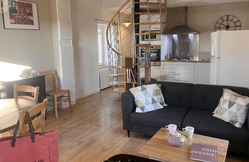 Saint-Andre-dʼApchon Casa | Charmant gîte avec terrasse et piscine, ferme familiale, produits locaux, animaux acceptés - FR-1-496-143