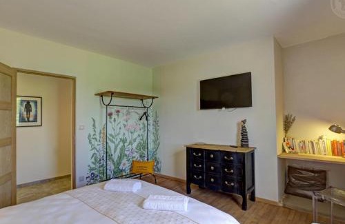 Riorges Casa | Charmant gîte moderne avec cour privée, tout équipé, parking sécurisé, au cœur du Roannais - FR-1-496-316