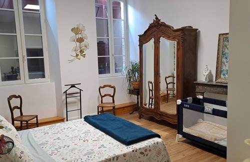 Beaumont-de-Lomagne Cama Y Desayuno | Charmant Gite aux Beaux Volumes, Jardin Privé, Idéal en Familles