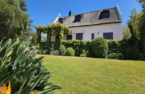 Somerset West Cabaña | Charmant Rietgedekt Self-catering Vakantiehuis met Privé Zwembad Somerset West