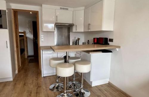 Jeux Apartamento | Charmant Studio 4p avec Terrasse Sud – Proche Pistes & Commerces – Alpe d'Huez - FR-1-405-339
