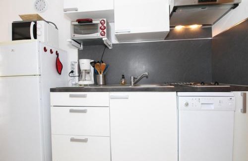 Balaruc-les-Bains Apartamento | Charmant T1 avec grande terrasse, climatisé, proche des Thermes, équipé lave-vaisselle et lave-linge - FR-1-553-43
