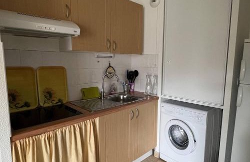Cambo-les-Bains Apartamento | Charmant T2 avec terrasse et piscine, proche des thermes à Cambo-Les-Bains - FR-1-495-59