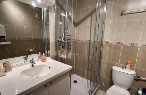 Cambo-les-Bains Apartamento | Charmant T2 avec terrasse et piscine, proche des thermes à Cambo-Les-Bains - FR-1-495-59