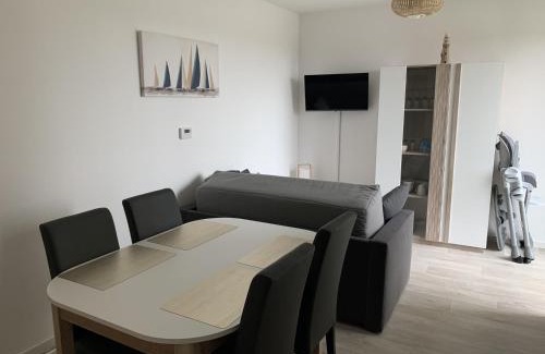 Fort-Mahon-Plage Apartamento | Charmant T2 en centre-ville avec balcon, parking privé et équipements bébé à Fort-Mahon-Plage - FR-1-482-99