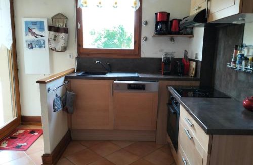 Correncon-en-Vercors Apartamento | Charmant T3 avec terrasse et jardin exposés plein sud, parking privé, à 5 min des commerces - FR-1-761-7