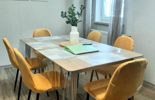 Schiffweiler Apartamento | Charmante Design-Maisonette in Schiffweiler - 2 Etagen - Self-Check-in - 2 Parkplätze - WLAN - Balkon & Garten - ruhig gelegen - Nähe See & Wald - bis 7 Pers
