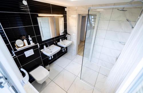 Schiffweiler Apartamento | Charmante Design-Maisonette in Schiffweiler - 2 Etagen - Self-Check-in - 2 Parkplätze - WLAN - Balkon & Garten - ruhig gelegen - Nähe See & Wald - bis 7 Pers