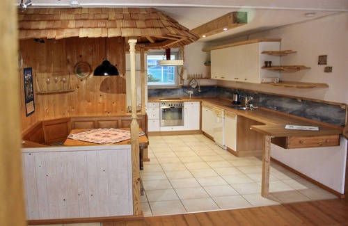 Saaldorf-Surheim Apartamento | Charmante Ferienwohnung Handweberei mit Garten und Liegewiese, Wlan, 130 qm, Parkplatz