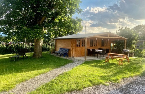 Saaldorf-Surheim Apartamento | Charmante Ferienwohnung Handweberei mit Garten und Liegewiese, Wlan, 130 qm, Parkplatz