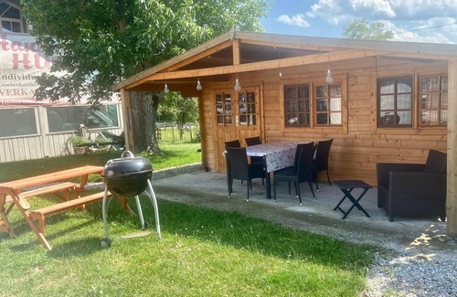 Saaldorf-Surheim Apartamento | Charmante Ferienwohnung Handweberei mit Garten und Liegewiese, Wlan, 130 qm, Parkplatz