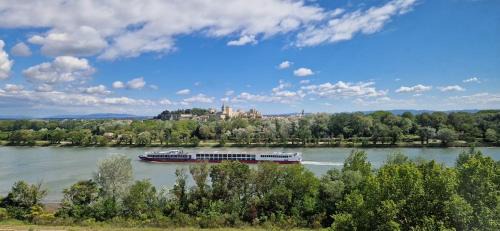 Villeneuve-les-Avignon Casa | Charmante PETITE MAISON avec vue panoramique, en centre historique, proche d'Avignon, ancienne, rénovée, climatisée, terrasse, parking public gratuit