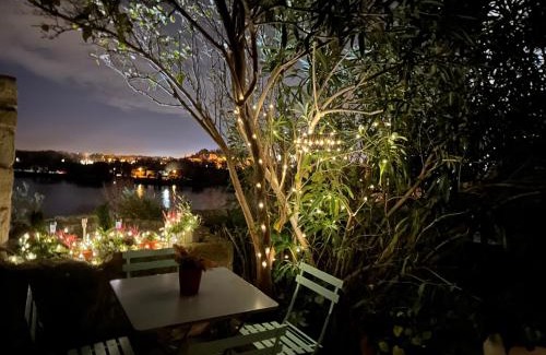 Villeneuve-les-Avignon Casa | Charmante PETITE MAISON avec vue panoramique, en centre historique, proche d'Avignon, ancienne, rénovée, climatisée, terrasse, parking public gratuit