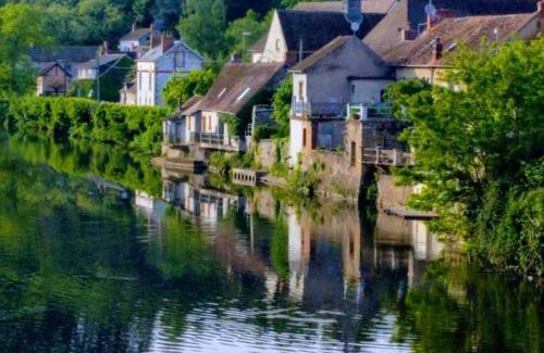 Herisson Apartamento | Charmante maison du 15e siècle avec jardin, au cœur d'un village médiéval - FR-1-489-29