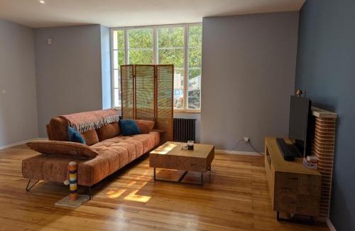 Gondeville Casa | Charmante maison XIXe sur Jarnac avec 3 chambres, cour privative & parking - FR-1-653-280